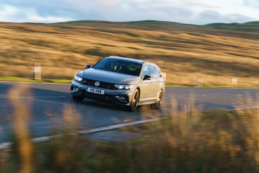  Volkswagen Passat Estate R-Line Edition (B8) 2019 года  (UK) (фото 7 из 31)